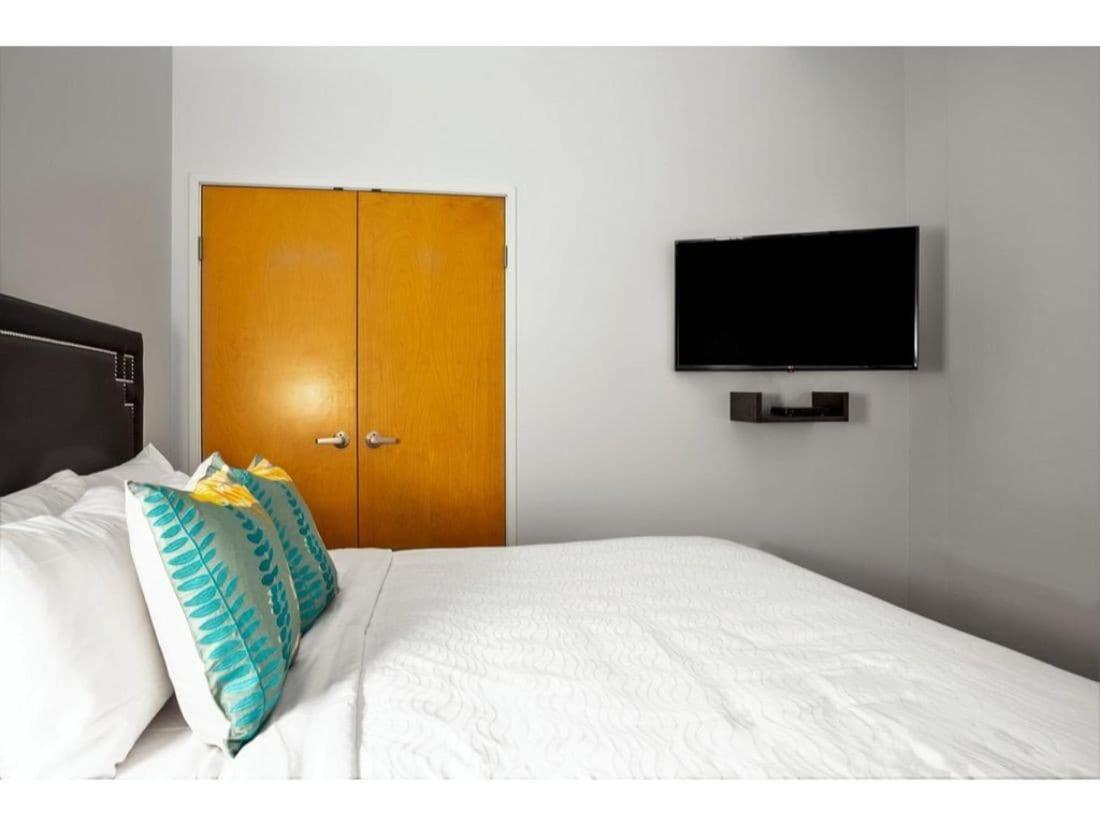 Beautiful 2Br 2Ba In The Block By Cozysuites อินเดียนาโพลิส ภายนอก รูปภาพ