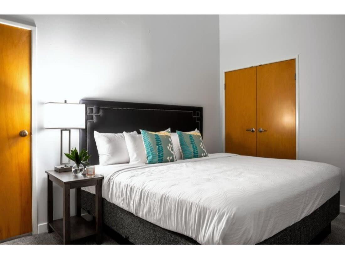 Beautiful 2Br 2Ba In The Block By Cozysuites อินเดียนาโพลิส ภายนอก รูปภาพ