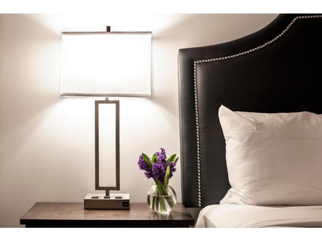 Beautiful 2Br 2Ba In The Block By Cozysuites อินเดียนาโพลิส ภายนอก รูปภาพ