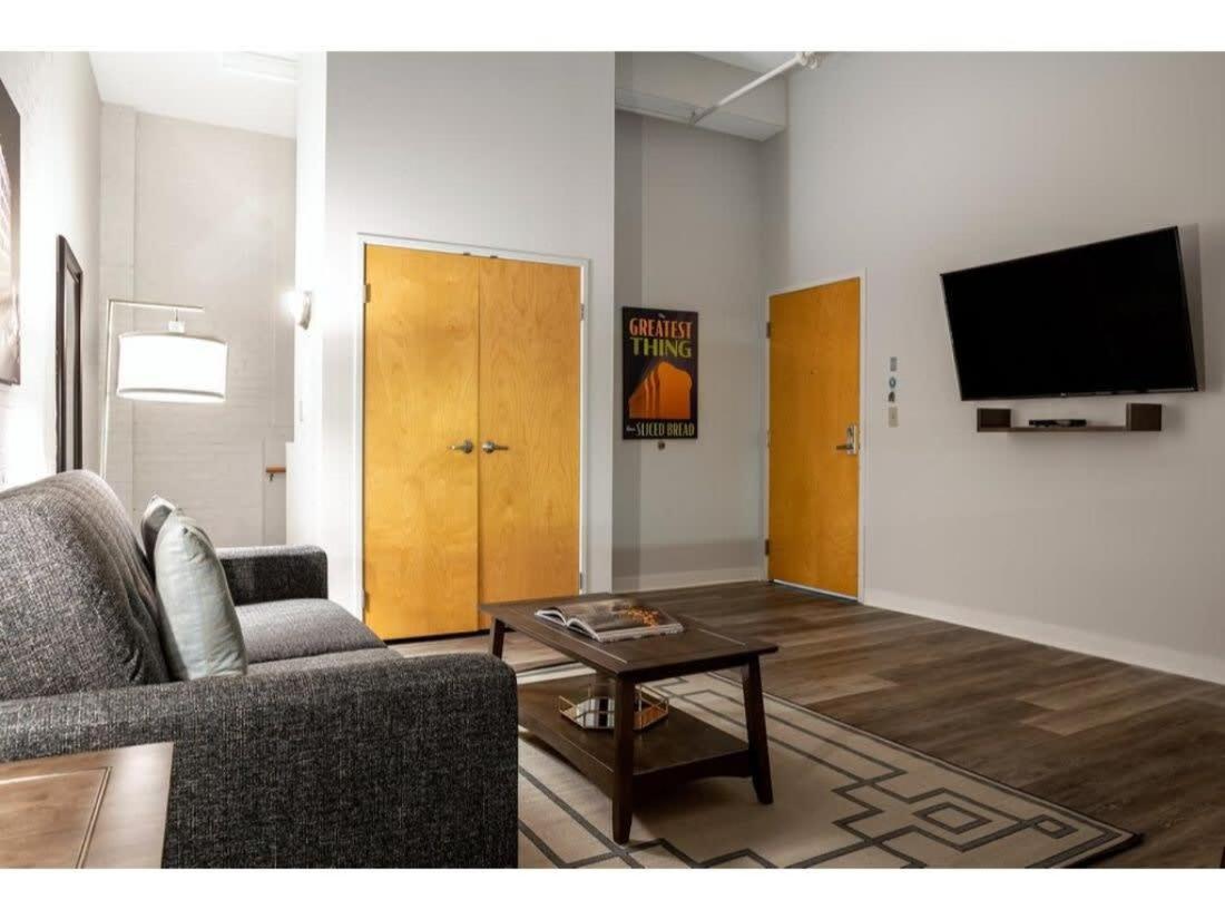 Beautiful 2Br 2Ba In The Block By Cozysuites อินเดียนาโพลิส ภายนอก รูปภาพ