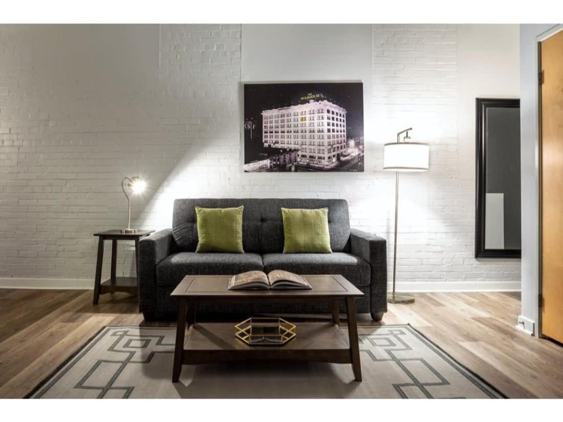 Beautiful 2Br 2Ba In The Block By Cozysuites อินเดียนาโพลิส ภายนอก รูปภาพ